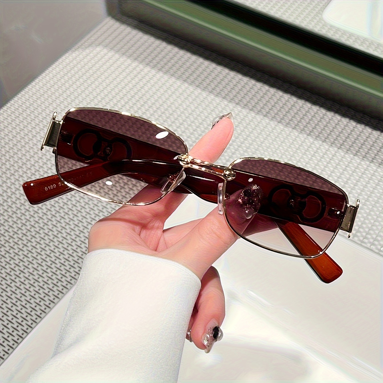 

1pc Fashionable Women's Oval Gradient Brown Glasses - Metal Frame, Decorative Lens, Type, Sports Style, No Components, Metal Hinge, Pc Lens Material