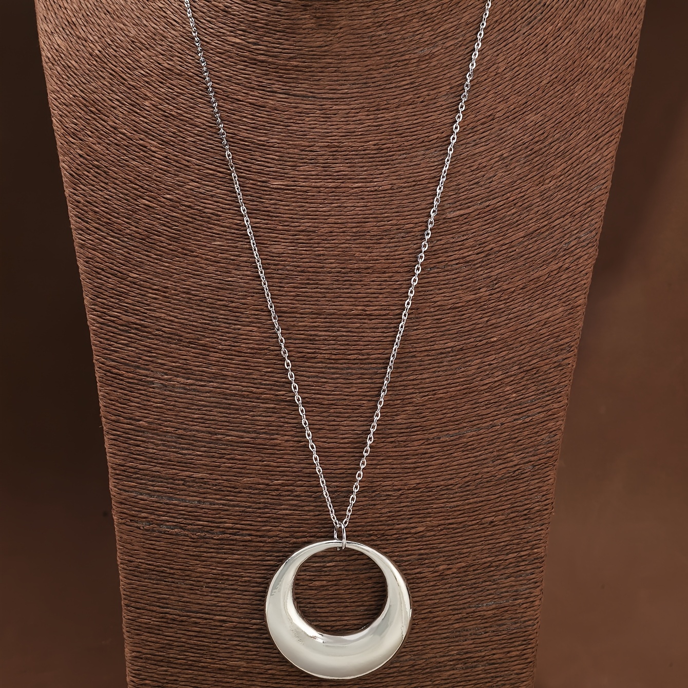 A High-end Fashionable And Vintage Geometric Pendant Necklace For Women. Suitable For Holiday Parties And Gatherings, Daily Wear, Or As A Gift For
