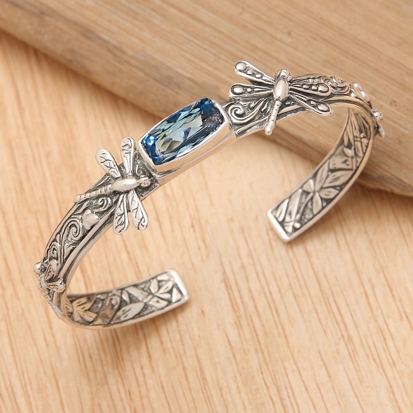 

A Vintage Double-sided Dragonfly Pattern Open Bangle With Copper Inlay And Synthetic Zirconia. Dragonfly Bangle With Bamboo Pattern, Suitable For Daily Parties And Other , Is An Exquisite Gift For .