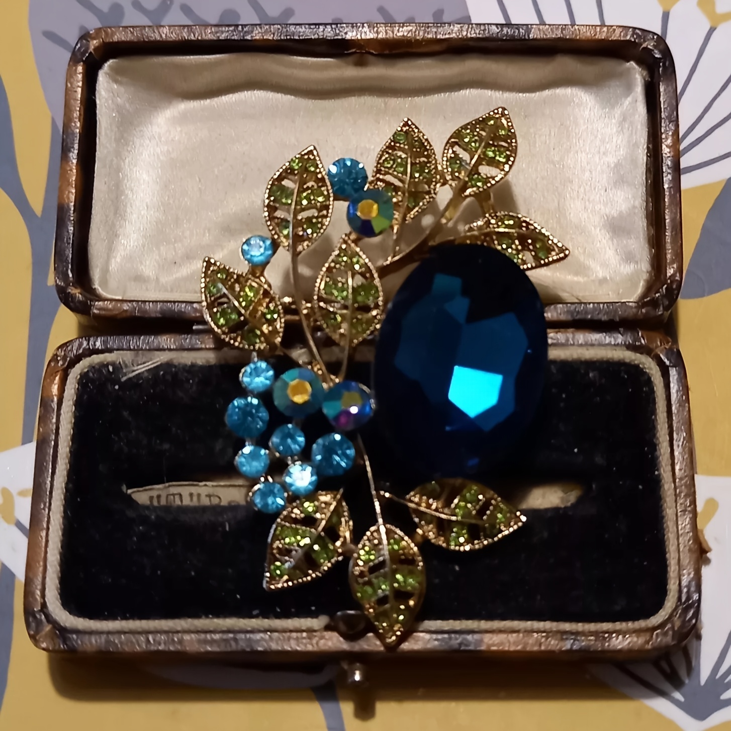 Vintage Style Large Flower Leaf Brooch Sparkly Stunning Pin