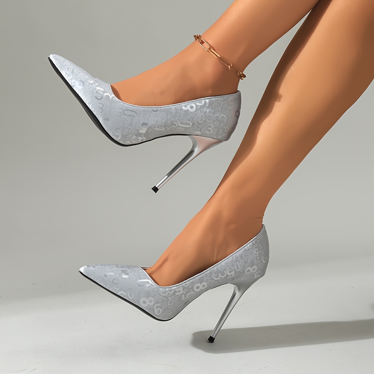 Nove ženske špičaste visoke s stiletto petami 2026 - ploski čevlji z vtisnjenimi črkami in plitvim ustjem - elegantni francoski čevlji z