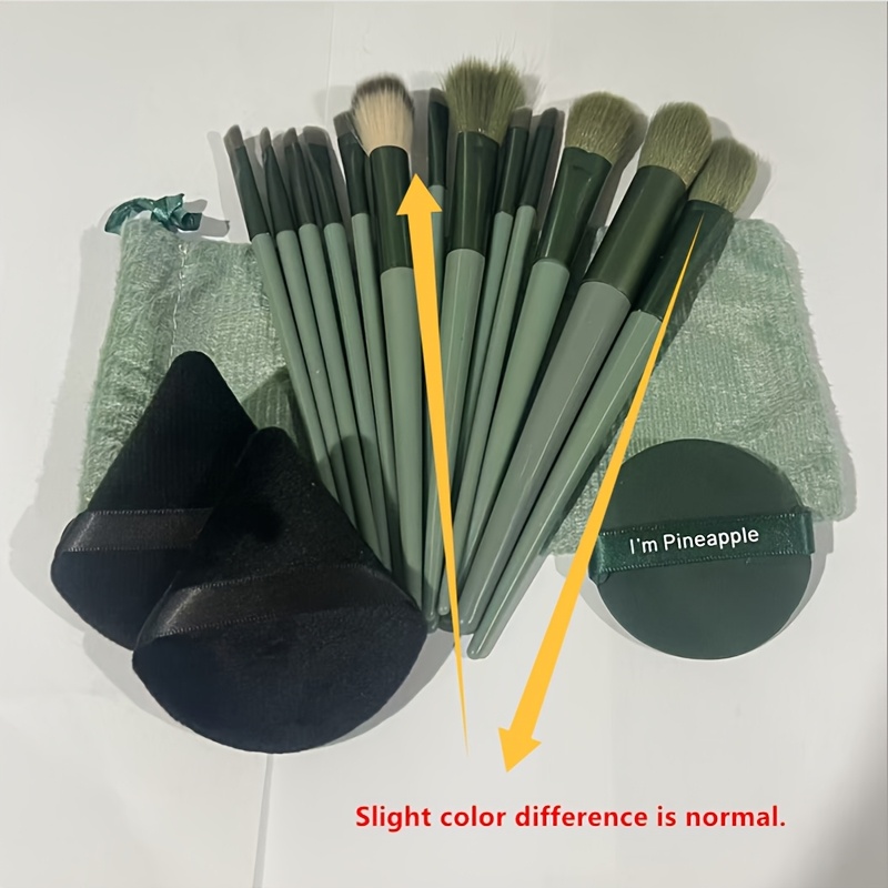 TEMU Set de brochas de maquillaje profesional, 13 brochas de maquillaje verdes + 2 esponjas triangulares negras + 1 esponja redonda verde + una bolsa