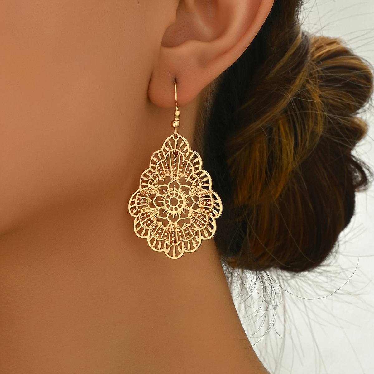 TEMU Un par de aretes de de moda con diseño único y tallas florales caladas de cobertura total