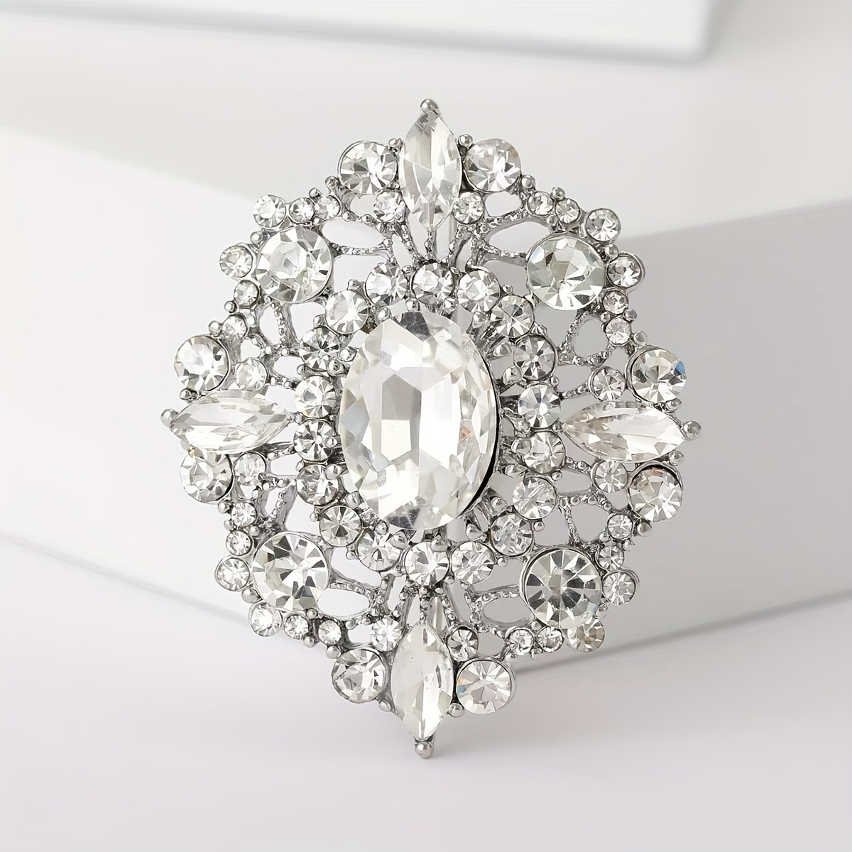 TEMU Nouvelle broche ovale à strass tendance pour femme, bouton de châle d' rétro de cour, épingle en alliage, accessoire, cadeau de Noël