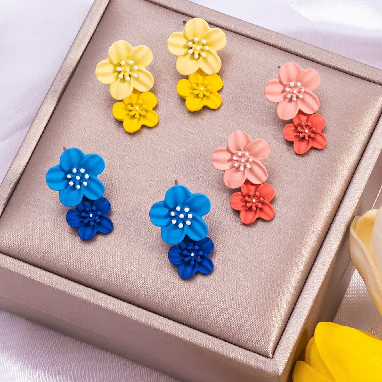 Women's Sweet Floral Stud Earrings, Light Luxury