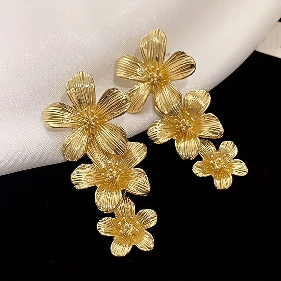 E-shop Ein Paar elegante und süße Metall-Ohrringe mit drei Blumen für Damen, geeignet für Feiertage, Geburtstage, Dates, Abschlussbälle, Urlaub,