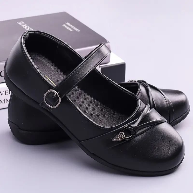 zapatos para mujer 2025, ideales con faldas, zapatillas mary jane, informales y elegantes con un diseño de corte . detalles 8