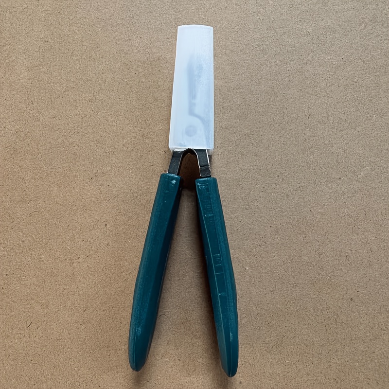 For Thick Nails—a High-precision Trimmer Made Of Heavy-duty Stainless Steel, Featuring A Safety Handle And An Ultra-sharp 25-degree Angled Blade. , This Thick-nail Clipper Has A Design