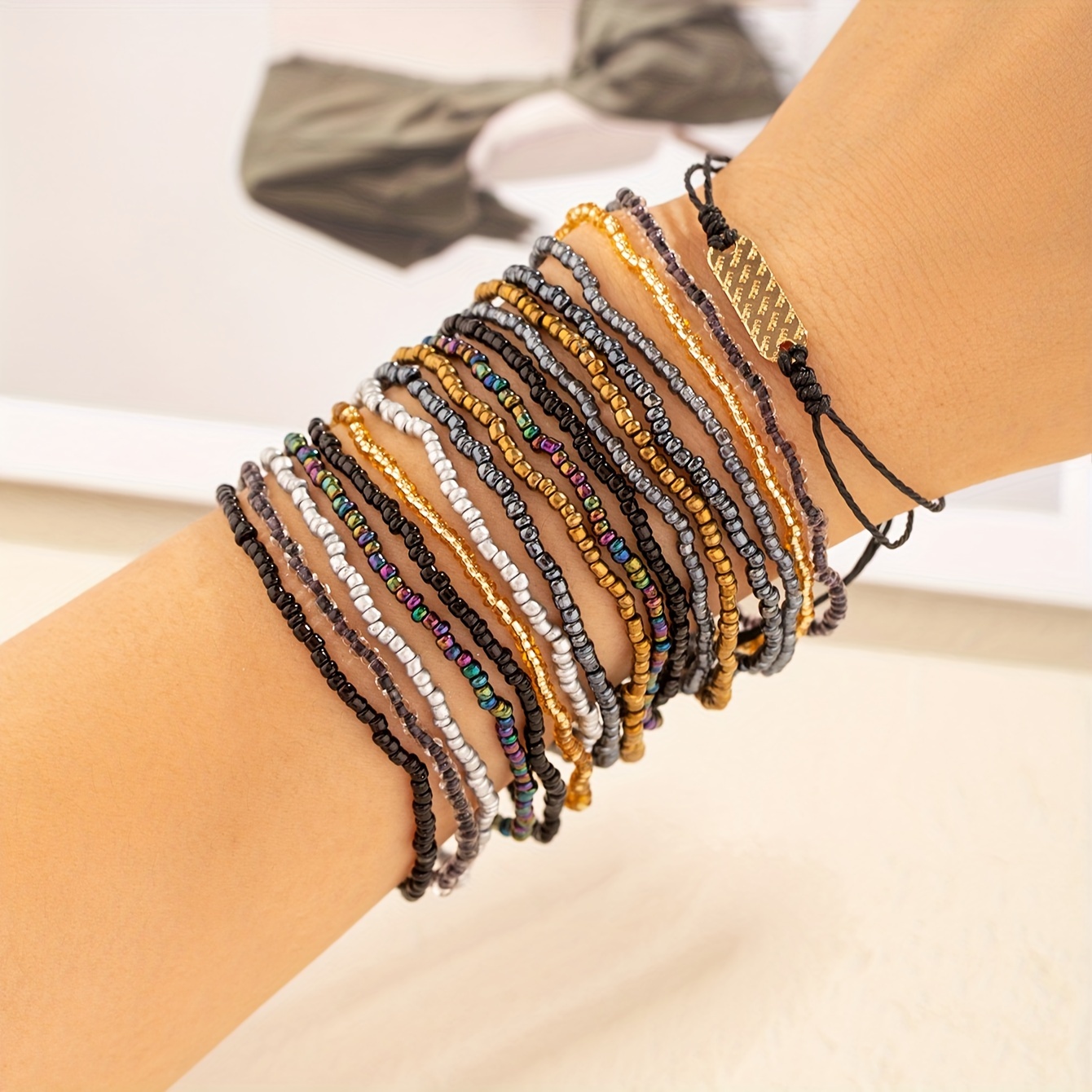 

Ensemble de 18 Bracelets en Perles de Verre Noir & Doré - Design Simple et Polyvalent pour Vacances & , Accessoire Toutes