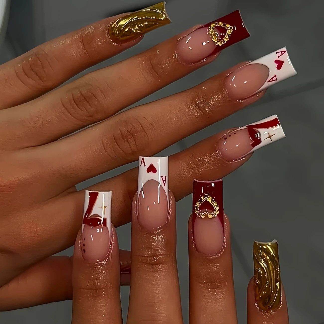 TEMU Un lot de 24 faux ongles de longueur moyenne de cercueil, style poker, avec un design tendance d'as de cœur, des cœurs tridimensionnels dorés