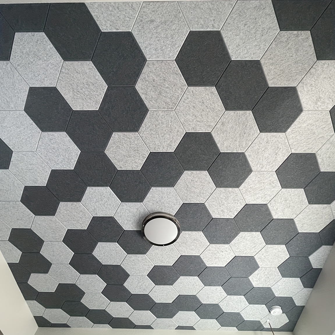 12 парчиња шестоаголни акустични пена панели, 12x10.23x0.4, самолепливи звучно изолирачки ѕидни плочки за дом и студио - полиестерски влакна, бела/сина/црна, намалување на шумот и пригушување на звукот, звучно изолирачки ѕидни панели детали 9