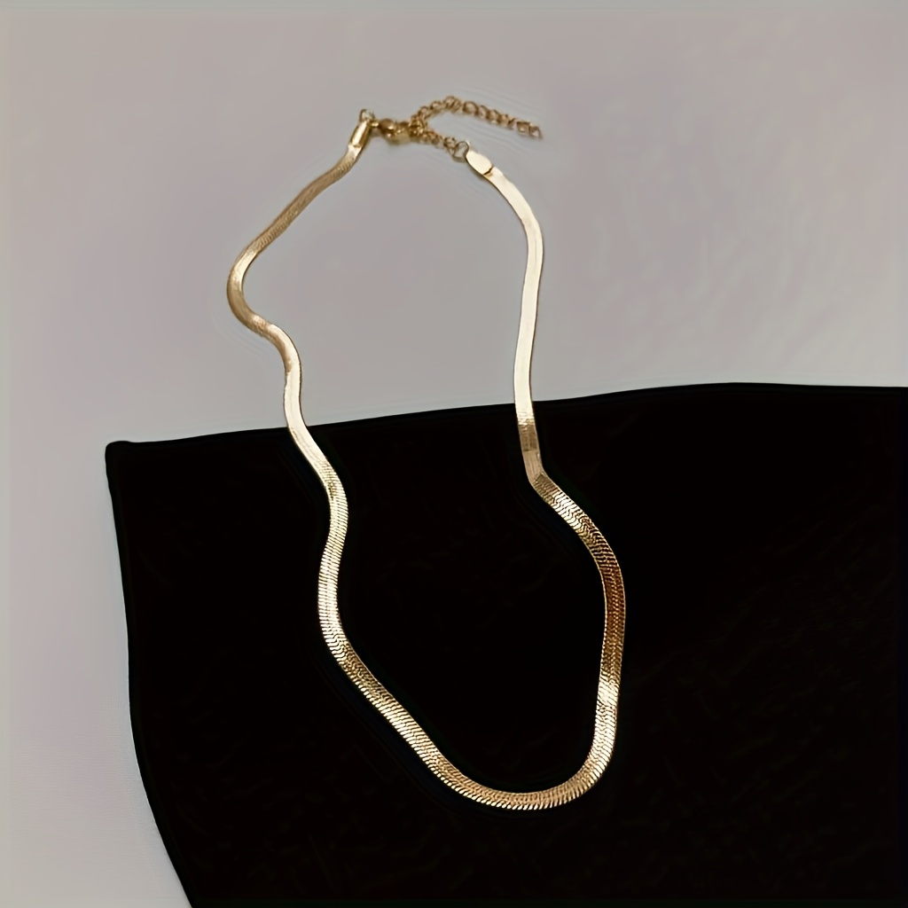 E-shop Hochwertige Edelstahl Goldene Schlangenknochenkette, Verblassungsfest, Einfach Elegant, Modische Damen-Klingenkette für den oder Partys,