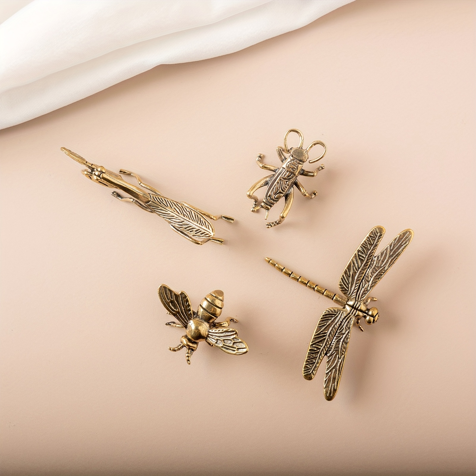 E-shop 4-teiliges Messing-Insekten-Set, Libelle, Grillen, Biene, Gottesanbeterin Kombination, kleine Figurendekoration