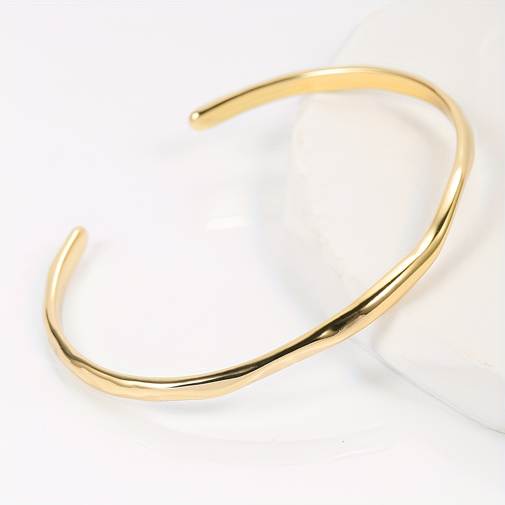 

A Minimalist And Unique Bracelet For Women.