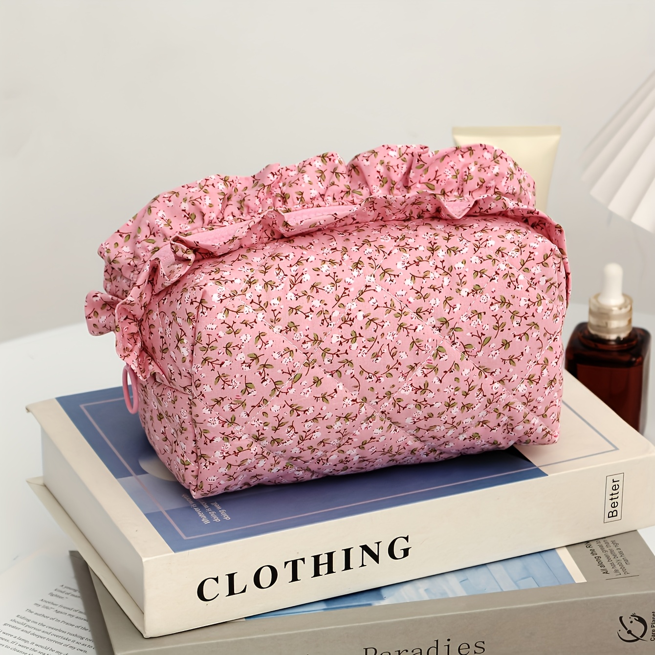 E-shop Eine Kosmetiktasche aus Polyesterfaser mit plissiertem Rand. Diese stylische achteckige Tasche ist für Dates und fällt bei gesellschaftlichen
