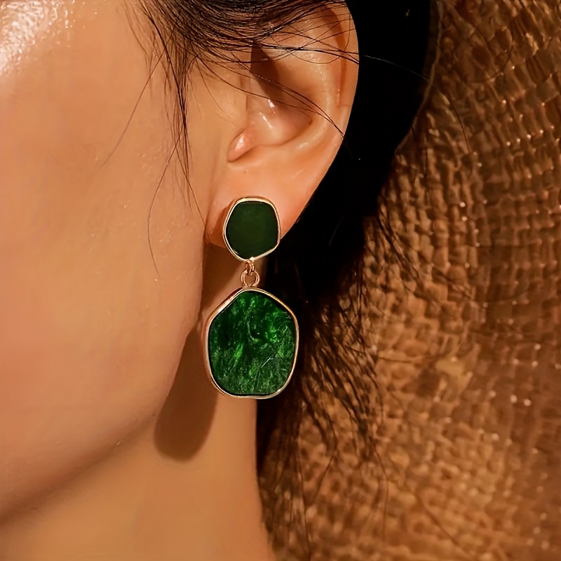 

Une paire de boucles d'oreilles élégantes en géométrique de de la à et une combinaison de tailles.