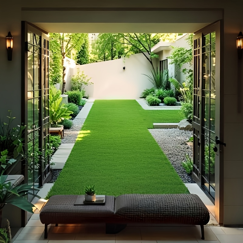 Dos rollos de césped artificial grande, altamente realista, resistente a los rayos UV y duradero, hecho de material plástico que permanece verde todo el año. Adecuado para jardines exteriores, terrazas, patios de villas y también se puede utilizar para ceremonias de graduación.