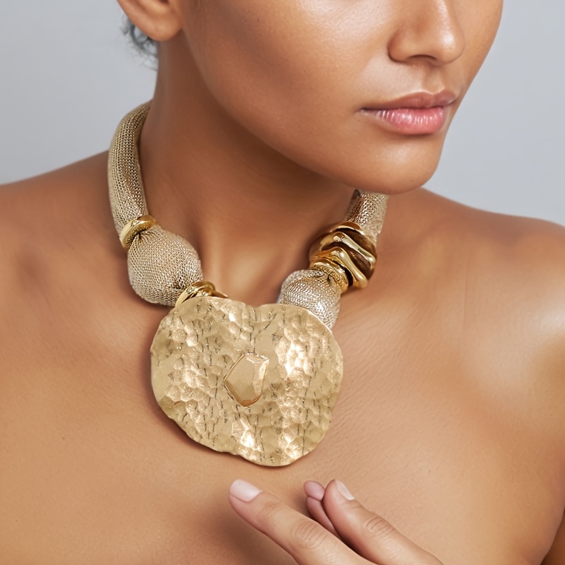 TEMU Collier à chaîne en métallique fabriqué à avec un grand pendentif irrégulier martelé, style vintage et