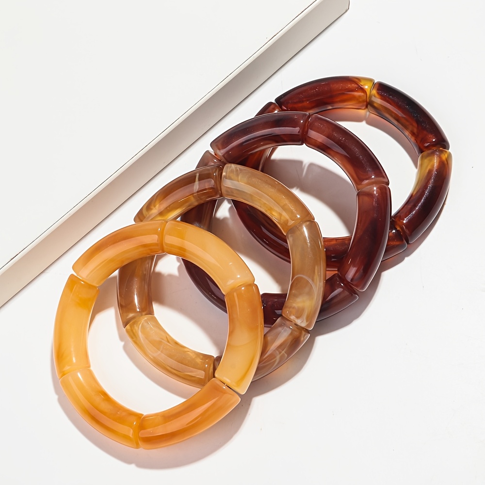 E-shop Ein Set aus 4 stylischen, elastischen Armbändern für Damen, als Valentinstagsgeschenk. Diese Kollektion umfasst 4 Armbänder in passenden Farben