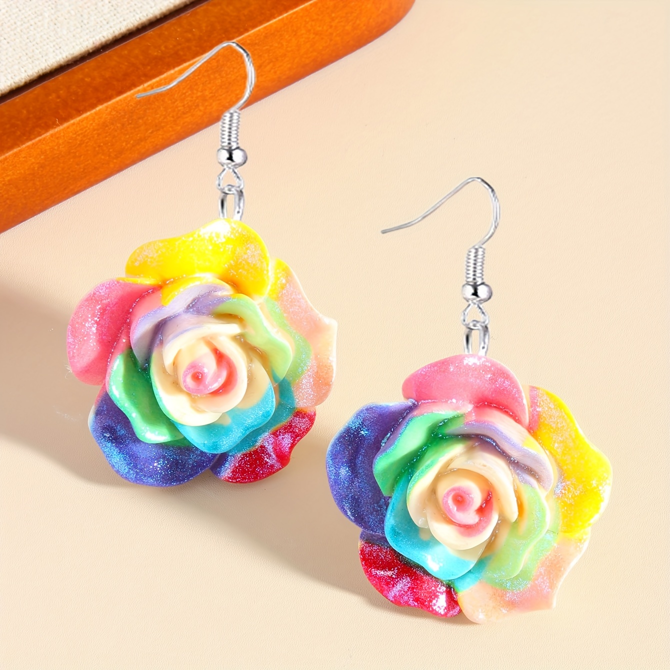 E-shop 1 Paar bunte, im Dunkeln leuchtende Glitzer-Harz-Rosenohrringe, modische elegante neue Stil mehrfarbige Rosen-Tropfenohrringe, kreative