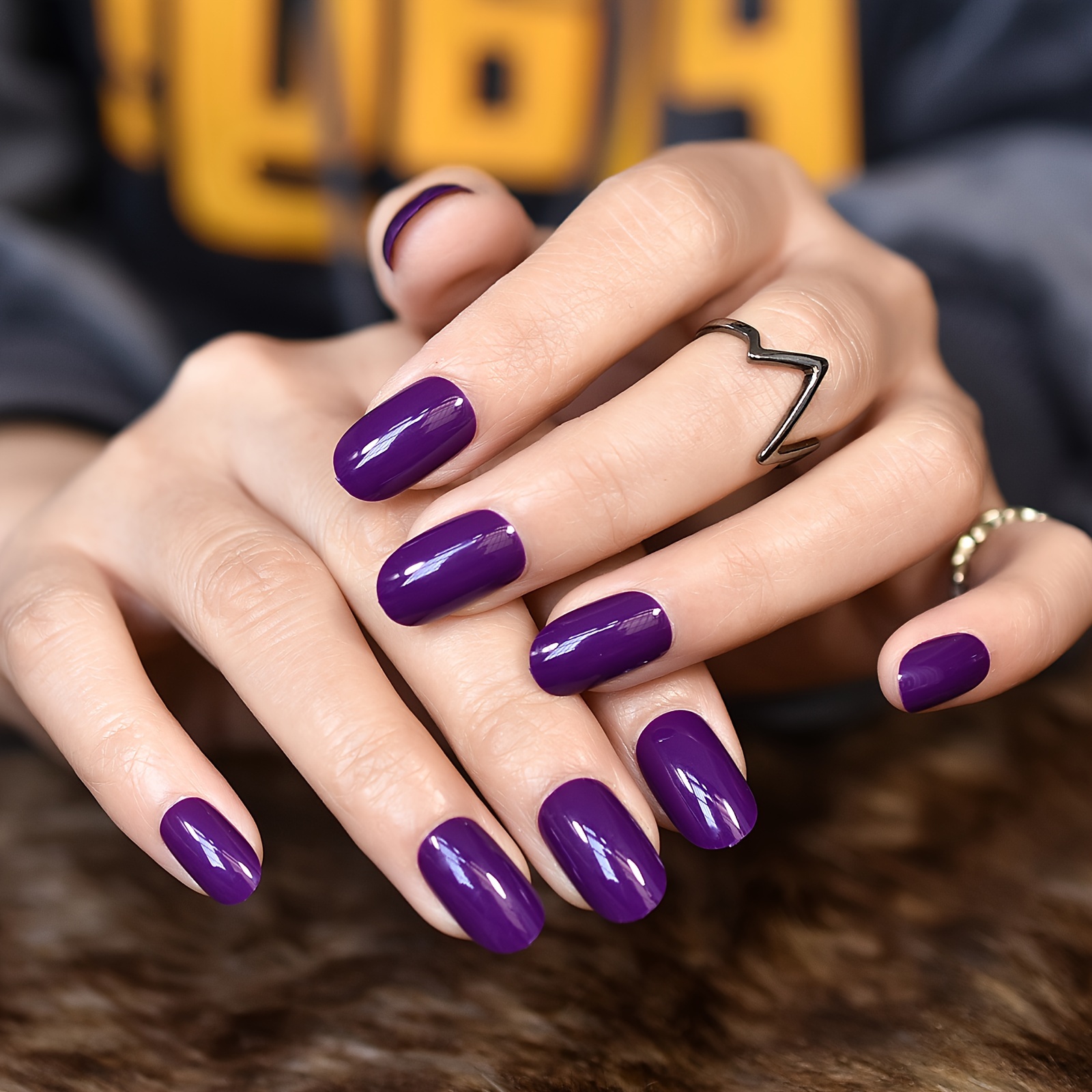 

Ensemble de 24 ongles ovales à pression de longueur moyenne, vernis à ongles violet uni à couverture complète , application facile avec kit d'outils de manucure