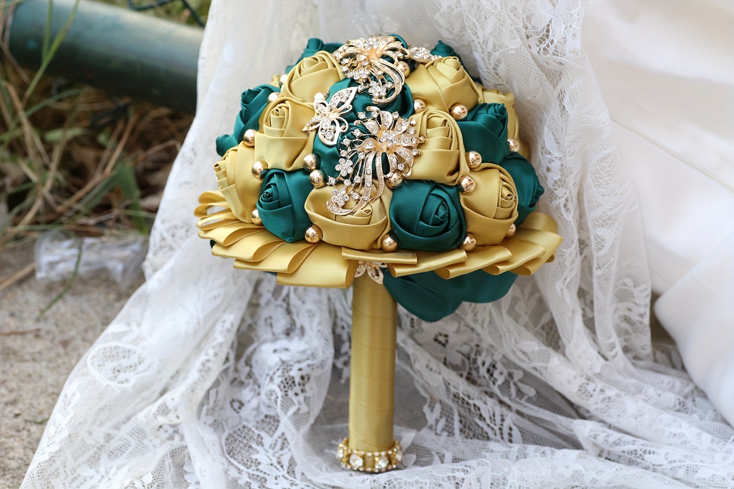   kuyov qizlar uchun buket boy qizil shifonli güllar bilan kristal va marjon aksessuarlari to'y jamoalari tafsilotlari 19