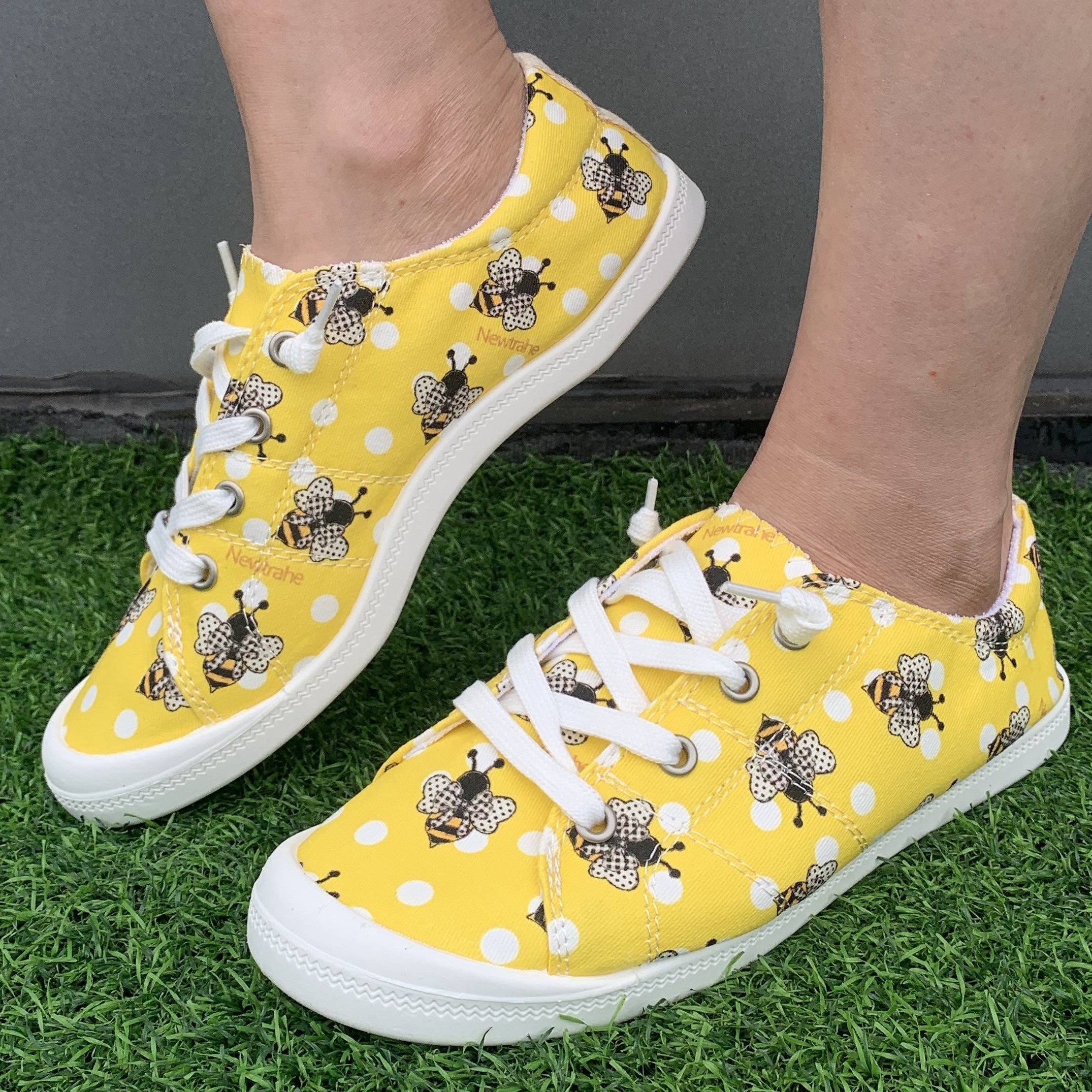 

Women's Casual Canvas Sneakers - Round Toe Bee Pattern Fabric Shoes, Comfortable Lightweight All-season Footwear With Tpr Sole And Fabric Insole, Fashionable Streetwear From Dongguan - Cartoon Print