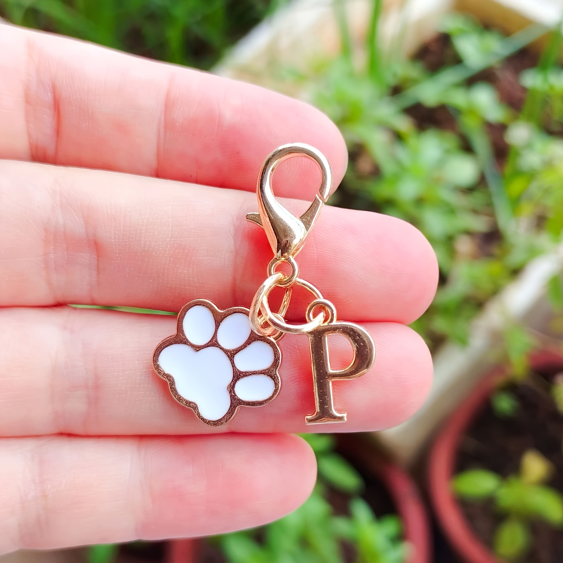 TEMU Llavero decorativo con de pata de perro blanca y 26 A-Z, 26 /paquete, clip decorativo para auriculares, dije para teléfono/regalo para , , , de