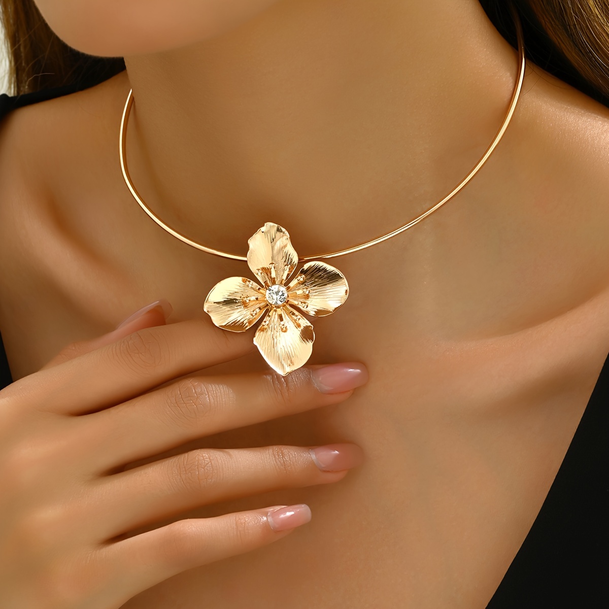 

Collier Pendentif Fleur Plaqué Or 18K Élégant - Design de Collier Métallique avec Pierre Artificielle, de 15 ans et Plus