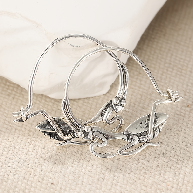 E-shop Modische Geschenkidee für Frauen – Vintage Ethno-Stil Silberfarbene Tier-Ohrringe mit Handgeschnitztem Design, Hängeohrringe im Tierschmuckstil