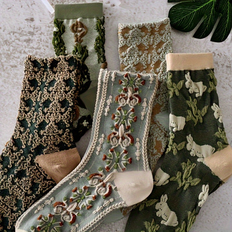 

5 Pairs Of Socks Women Autumn And Winter Tide Socks Retro Wind Tube Socks Three-dimensional Embossed Flowers Fashion 100 Ins