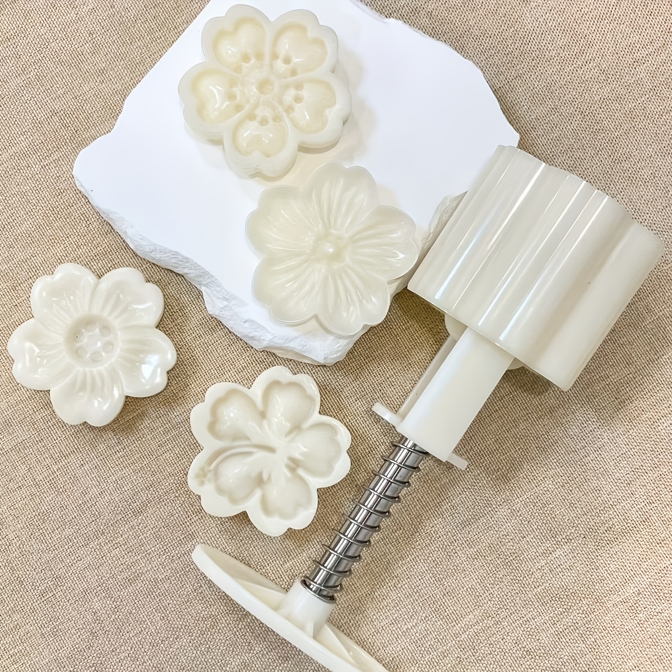 

4pcs Design Plastic Mooncake Embossing Molds, Dessert Pressing Mould Set For Baking And Crafting