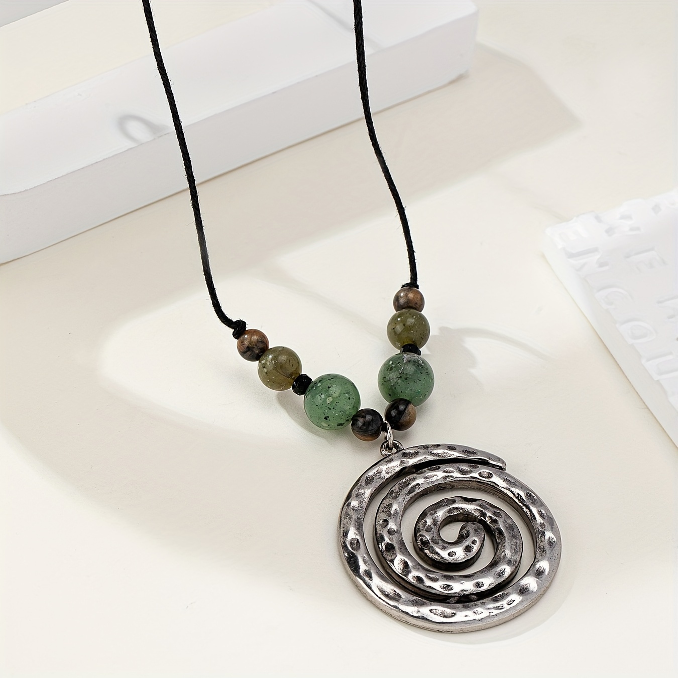 E-shop Metall-Wirbel-Anhänger in Spiralform mit geflochtener gewachster Kordel, im Vintage-Stil, schlicht elegant, Perlenstein-Halskette für Paare