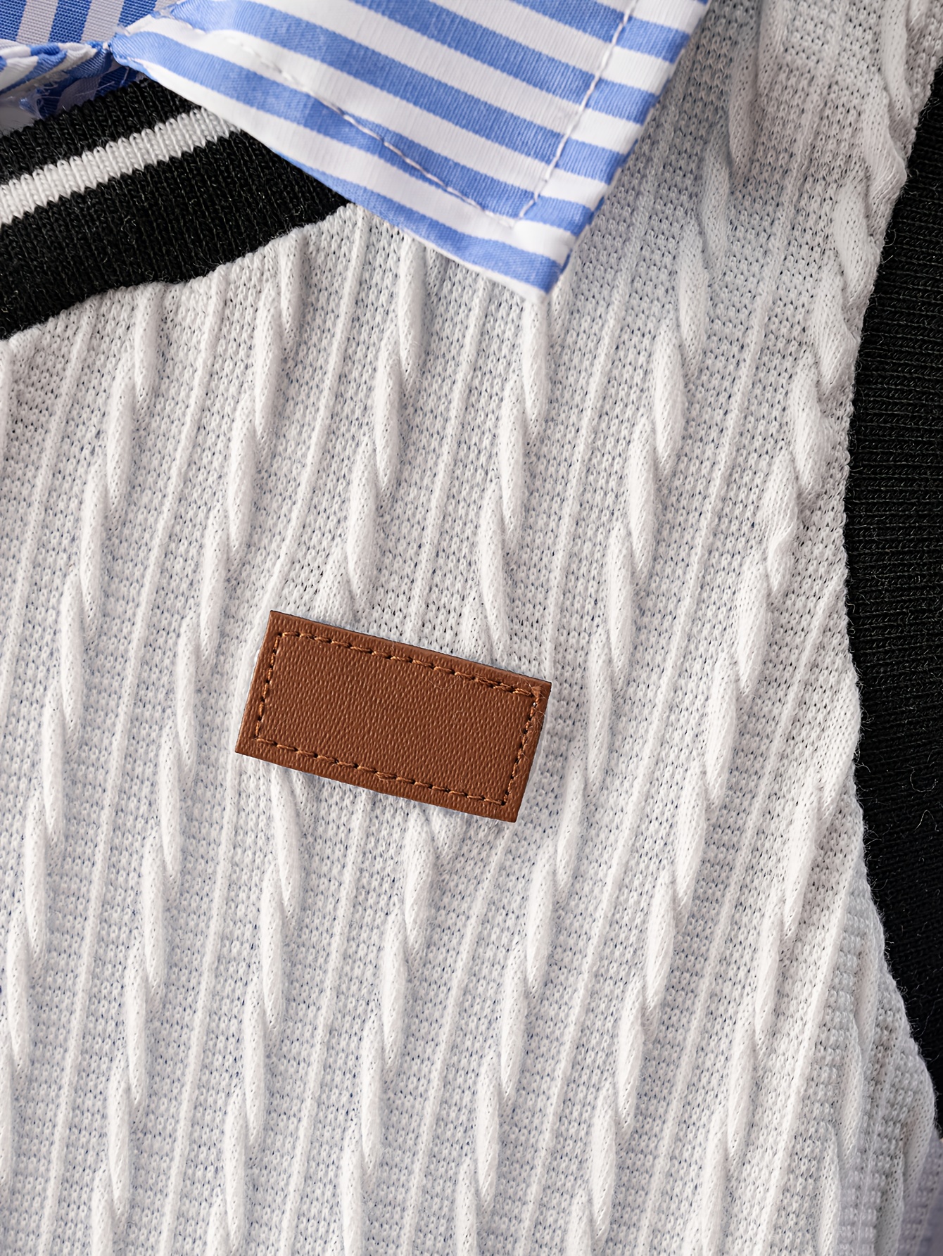 Ensemble Trois Pièces Garçon Automne/Hiver - Pull à Rayures Style Preppy, Gilet Tricoté et Pantalon Kaki Bleu Classique en Tissu Texturé avec Col V - Idéal pour l'Extérieur