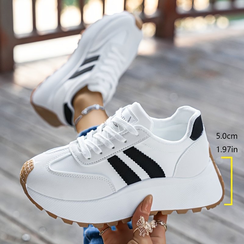 E-shop Neue lässige Damen-Sneaker Frühling 2026 | Vielseitige, höhenverstellende Vintage-Freizeitschuhe mit Plateau, gestreiftes Design, gepolsterte