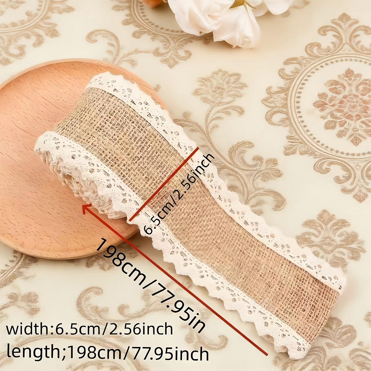 E-shop Eine 198 cm lange Rolle Jute-Band mit Spitzenbesatz, geeignet für Basteldekorationen. Mit gewebtem Jute- Spitzenverzierungen, ideal für