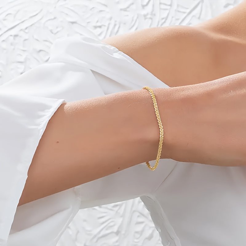 

Bracelet doré élégant et pour femmes, pour un décontracté.