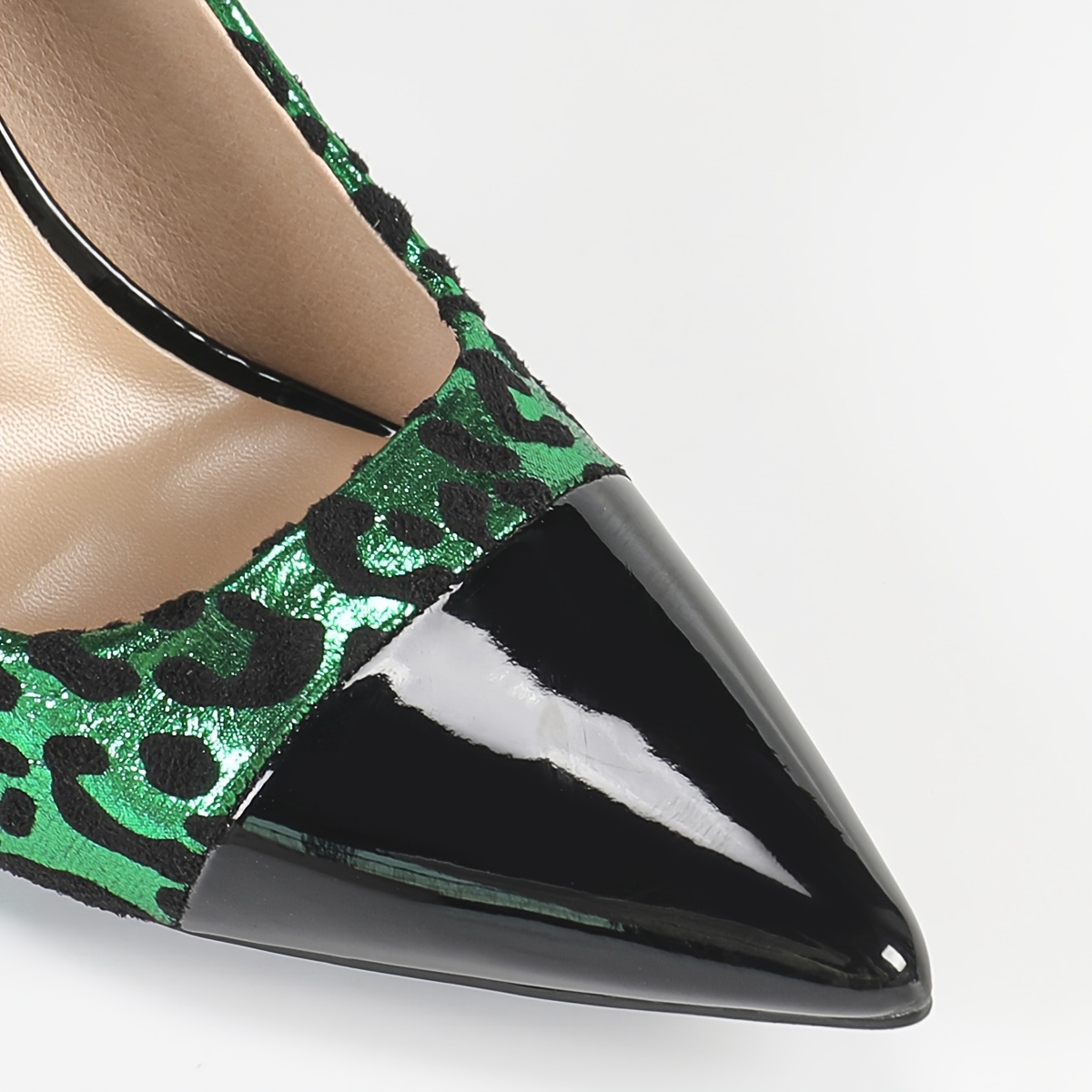 European And American Style Fashionable Chunky Heel Shoes with Leopard Print, Elegant Pointed Toe, New High Heels for Spring, Summer, Autumn, And Winter 2025.