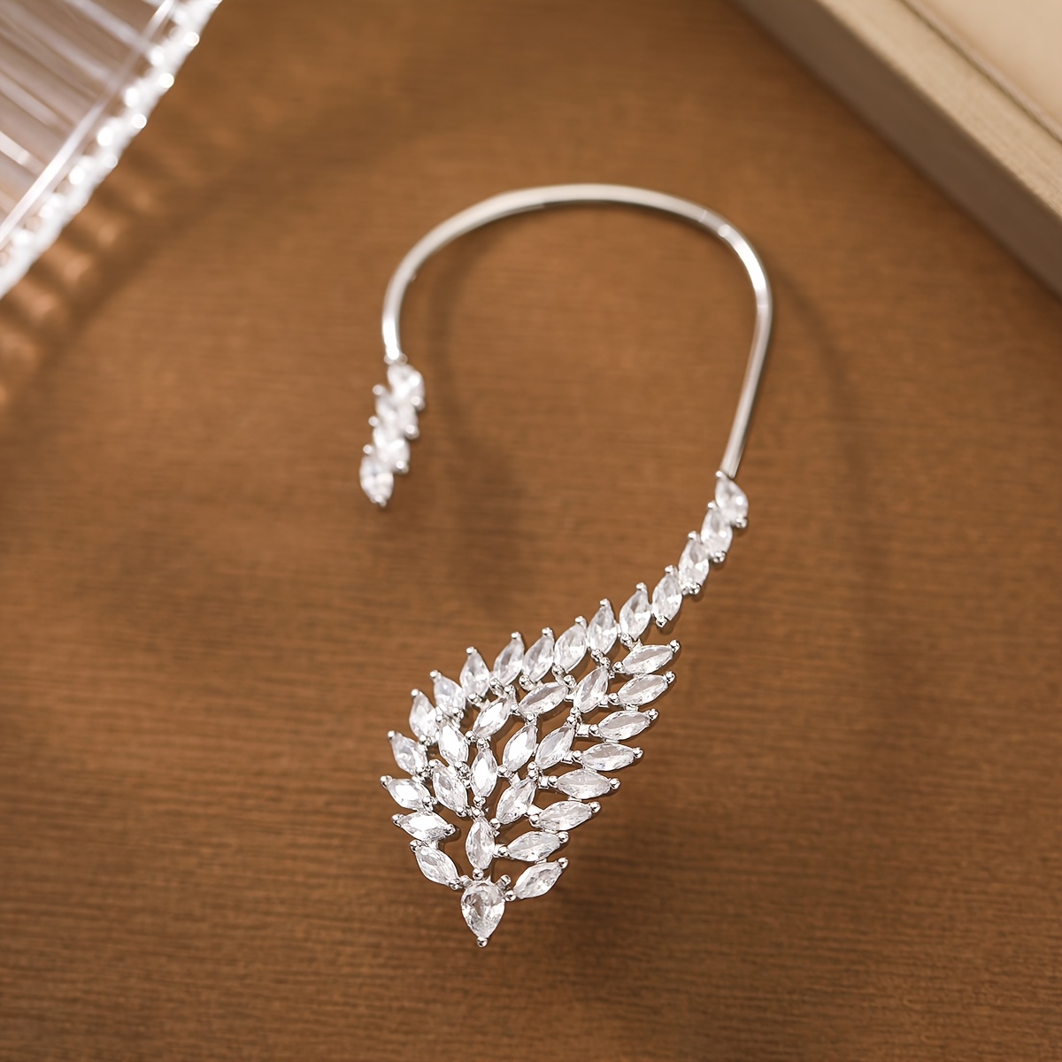 TEMU Pinzas de oreja de cobre con incrustaciones de circonita sintética, estilo elegante de lujo , aretes de perno para mujer para uso diario casual,