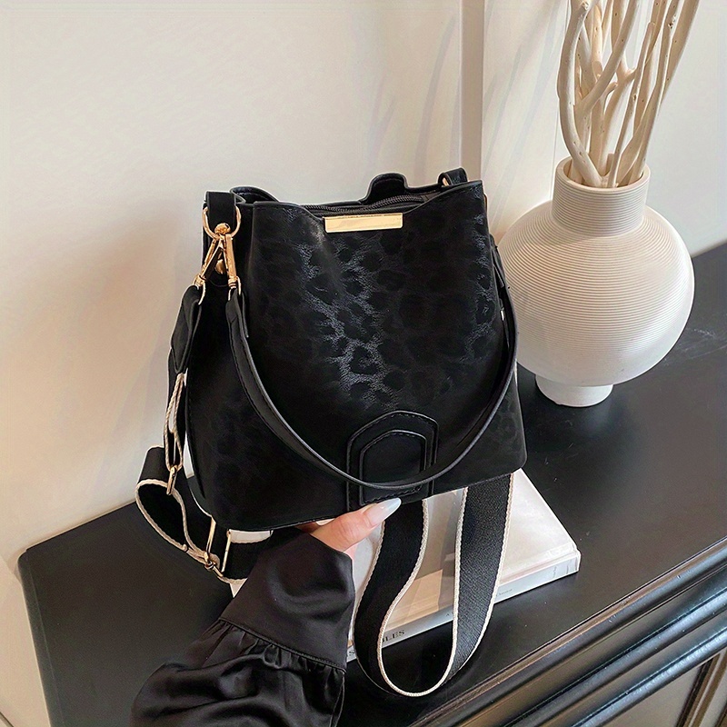 Image of Women's Vintage Crossbody Bag With Wide Shoulder Strap, Stylish Commuter Bucket Bag, Versatile Handbag For Shopping, Or On The Shoulder, Trendy And Fashionable Women's Bag