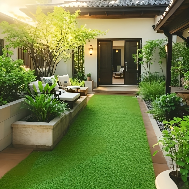 Dos rollos de césped artificial grande, altamente realista, resistente a los rayos UV y duradero, hecho de material plástico que permanece verde todo el año. Adecuado para jardines exteriores, terrazas, patios de villas y también se puede utilizar para ceremonias de graduación.