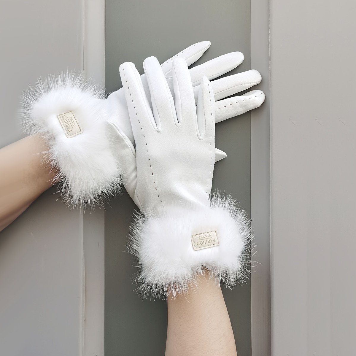 Image of A Pair Of Women's Fashionable Short Plush Split-finger Gloves With Thread-through Design, Suitable For Daily Use In Autumn And Winter