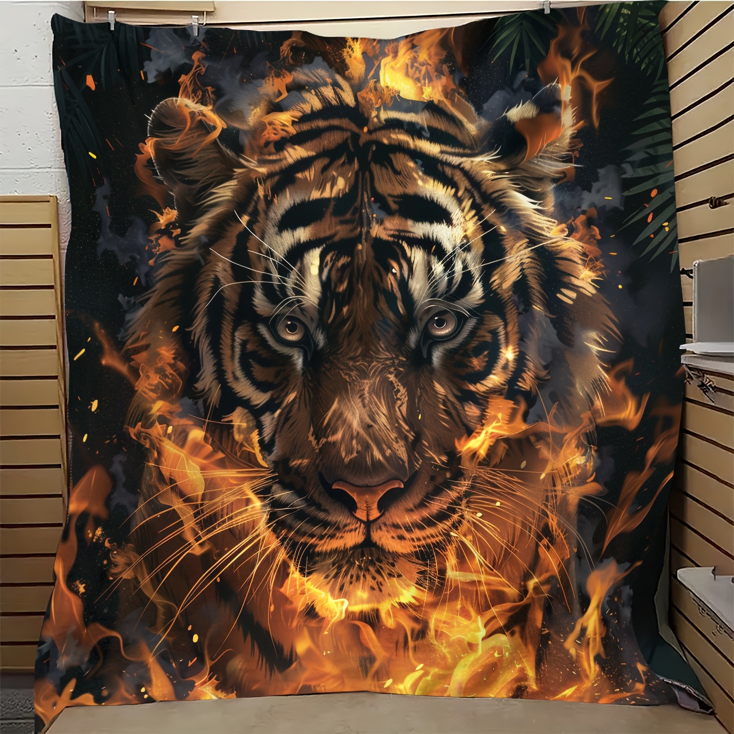 

Style Tiger Pattern Soft Flannel Fleece Throw Blanket, Animal Theme All-season Knitted Polyester Bedding, Unique Fire Embellishment For Gifts