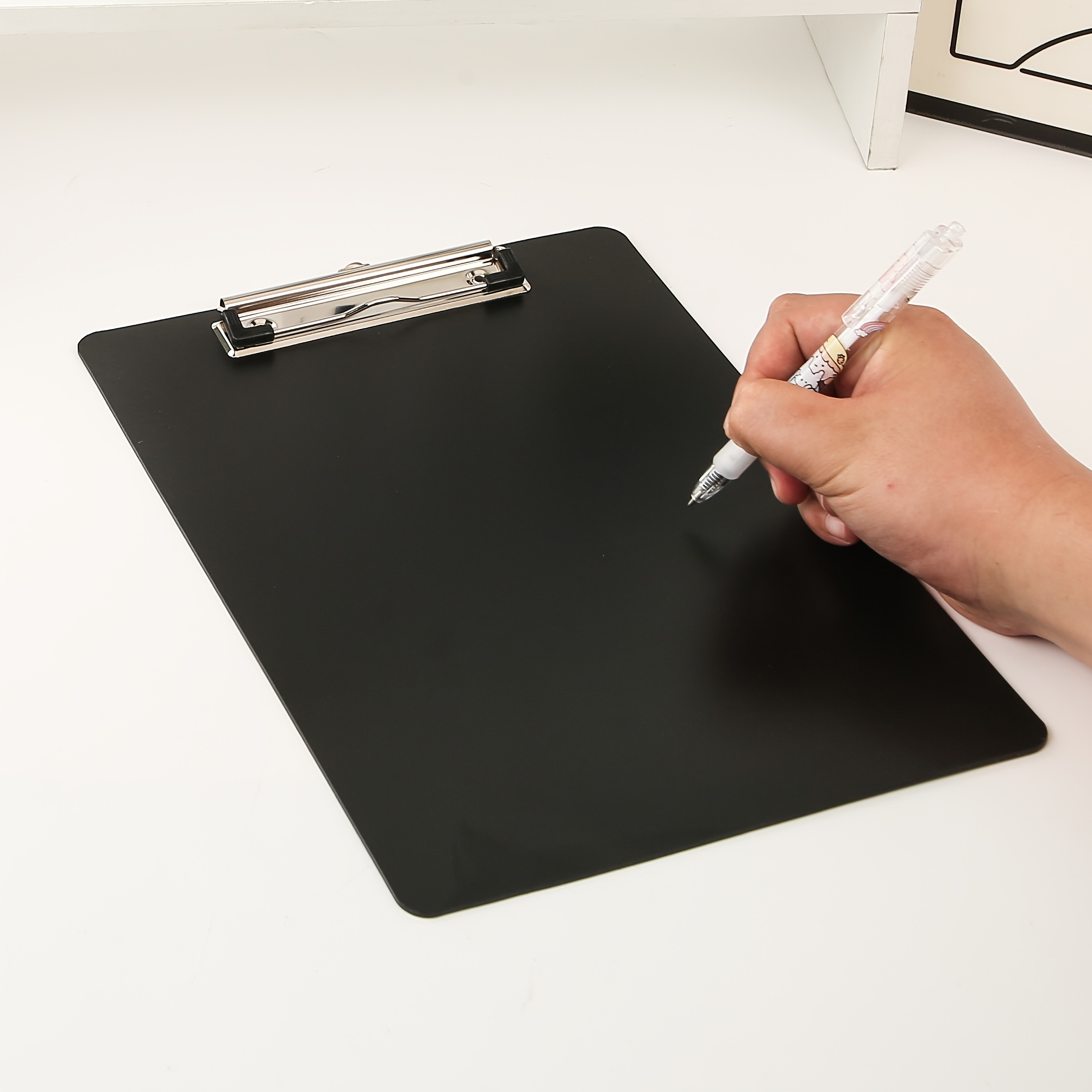 -on Writing Board With Hooks Hung On The Wall. The Pp Document Clipper Is Suitable For Writing On A4 Envelopes. The Writing Pad Is Suitable For Students, Families, Schools And Offices.