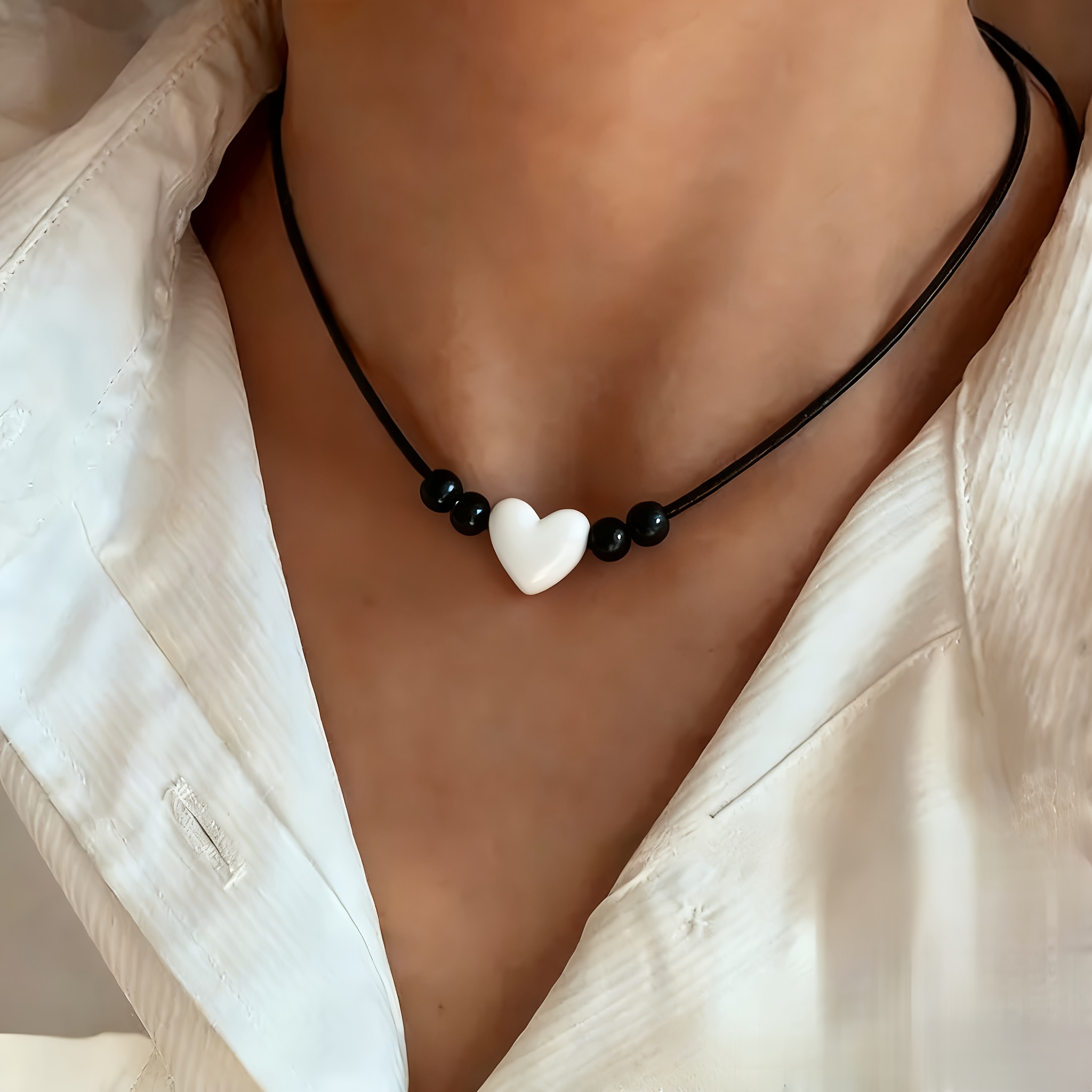 E-shop Minimalistische Verbundene Weiße Herz & Schwarze Perlen Halskette - Alltagsgeschenk, Valentinstag Präsent, Ganzjährig , Eleganter Anhänger für