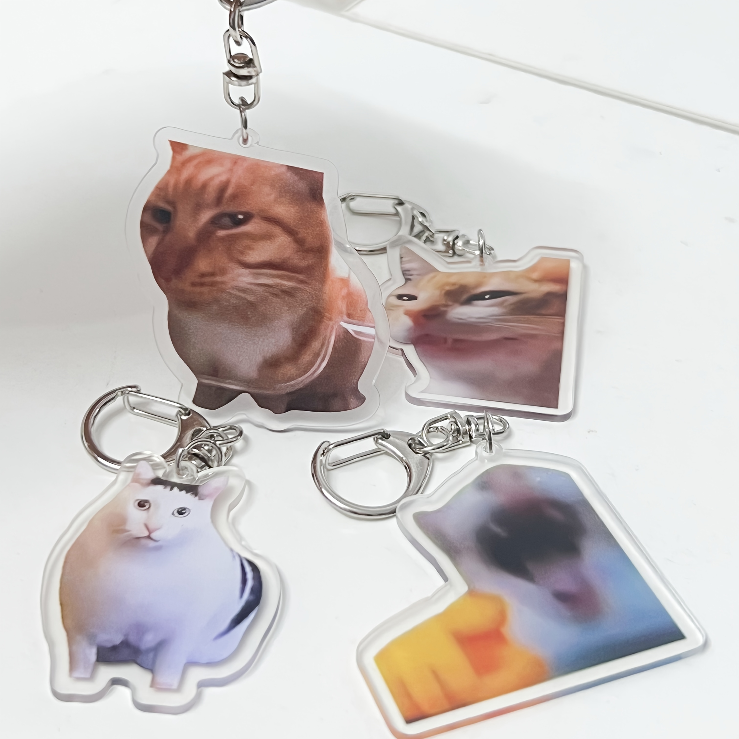 E-shop Ein Set aus 4 abstrakten Katzen-Meme-Schlüsselanhängern, Acryl-Cartoon-Katzen-Anhänger mit verschiedenen Designs, für Rucksäcke und