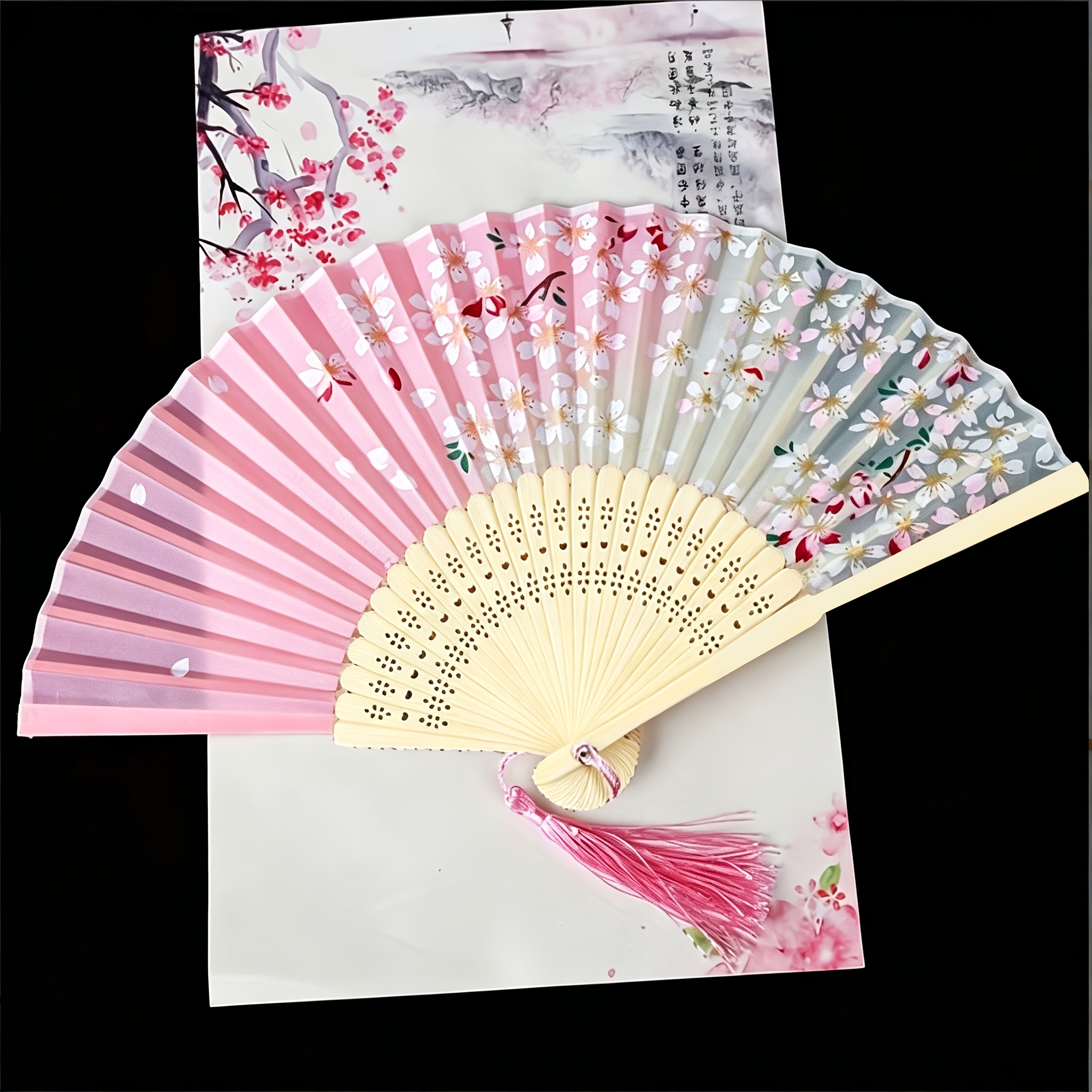 E-shop Eleganter Faltfächer im Vintage-Stil, ein Faltfächer im chinesischen Hanfu-Stil, mit zufälliger Form, Musterplatzierung Fächerflächenfarbe jedes
