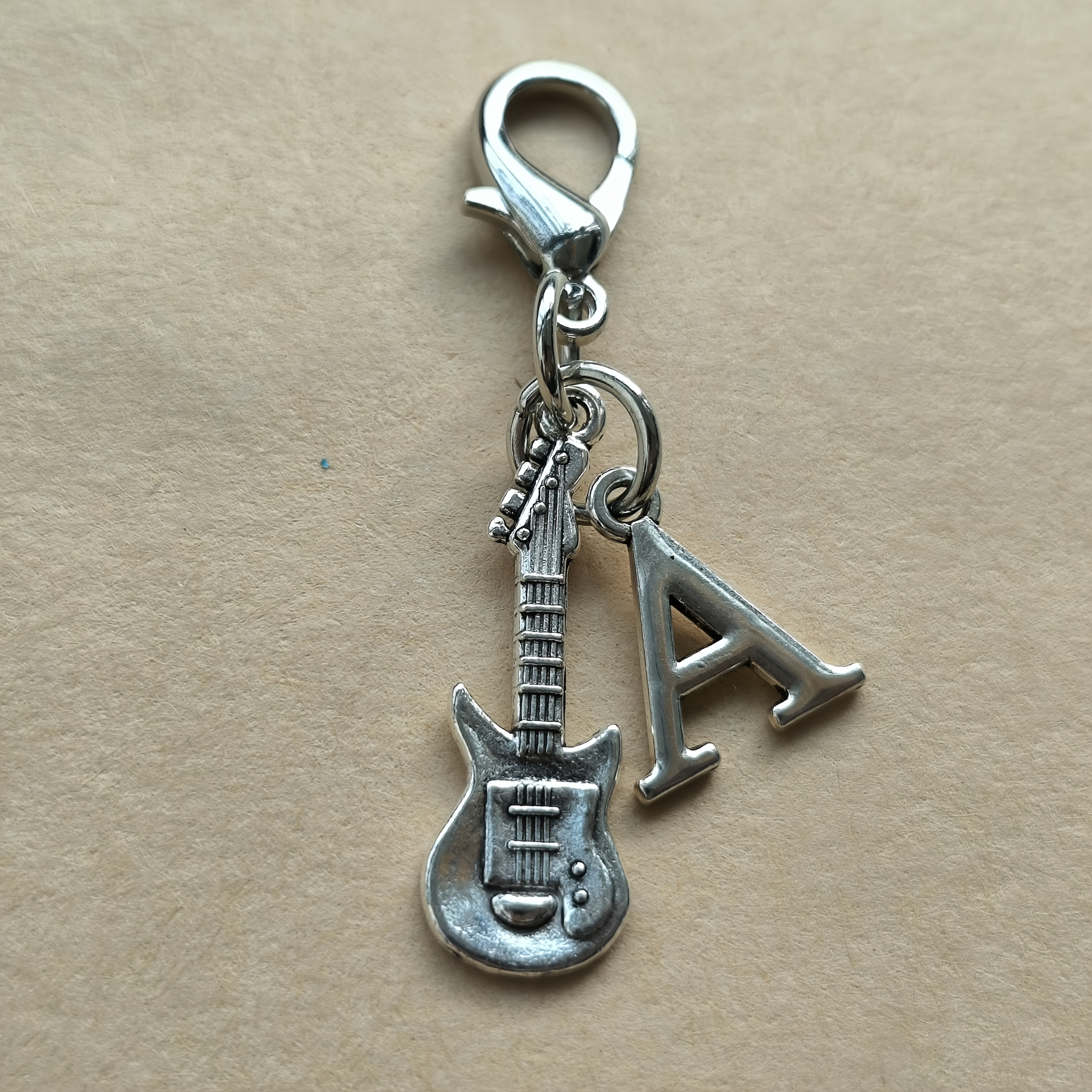 TEMU Llavero de guitarra para festival de , 1 pieza, con guitarra del alfabeto, con 26 dijes de | Un regalo adecuado para