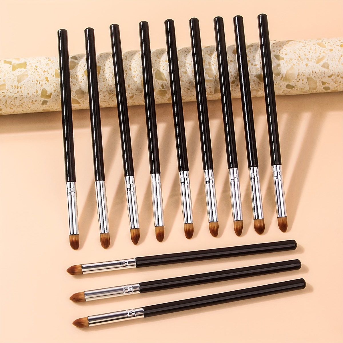 Image of A Set Of 12 Detailed Makeup Brushes That Used As Eyeliner Brushes, Highlighter Brushes, Concealer Brushes, And Lip Brushes, Featuring Detail Brushes That Are Travel-friendly And Professional