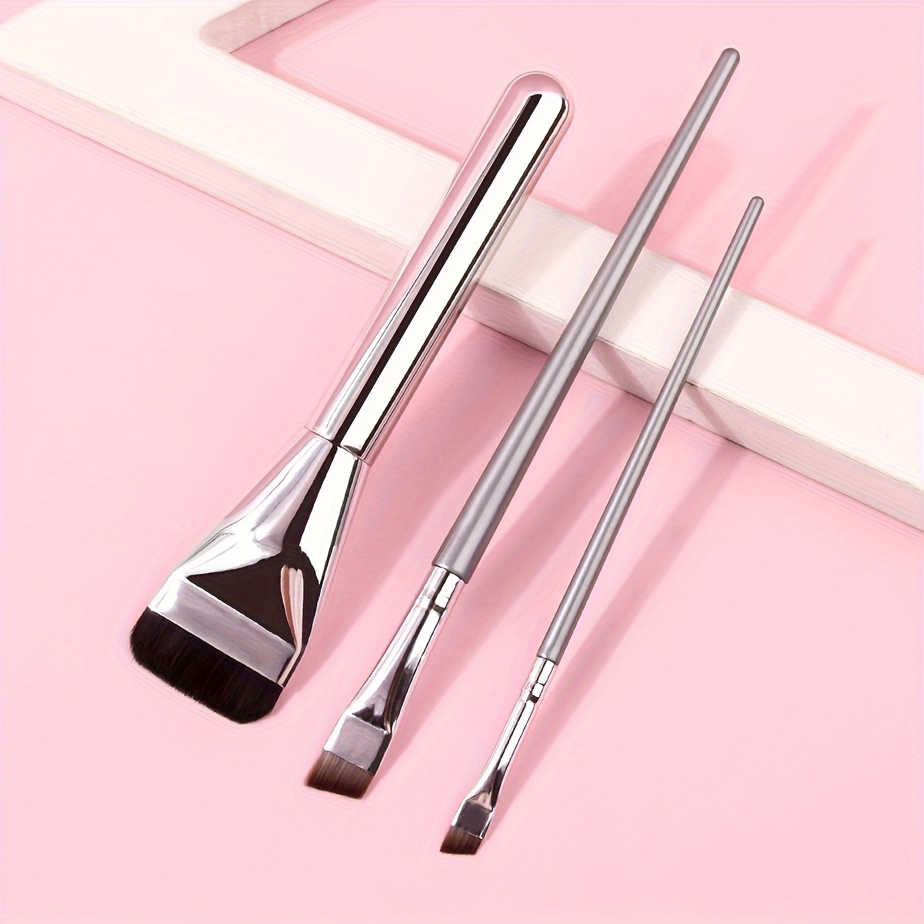 

3-piece Makeup Brush Set, Flat Foundation Brush With Angled Eyeliner Tool, Cosmetic Beauty Tool For Liquid Foundation And Facial Masks